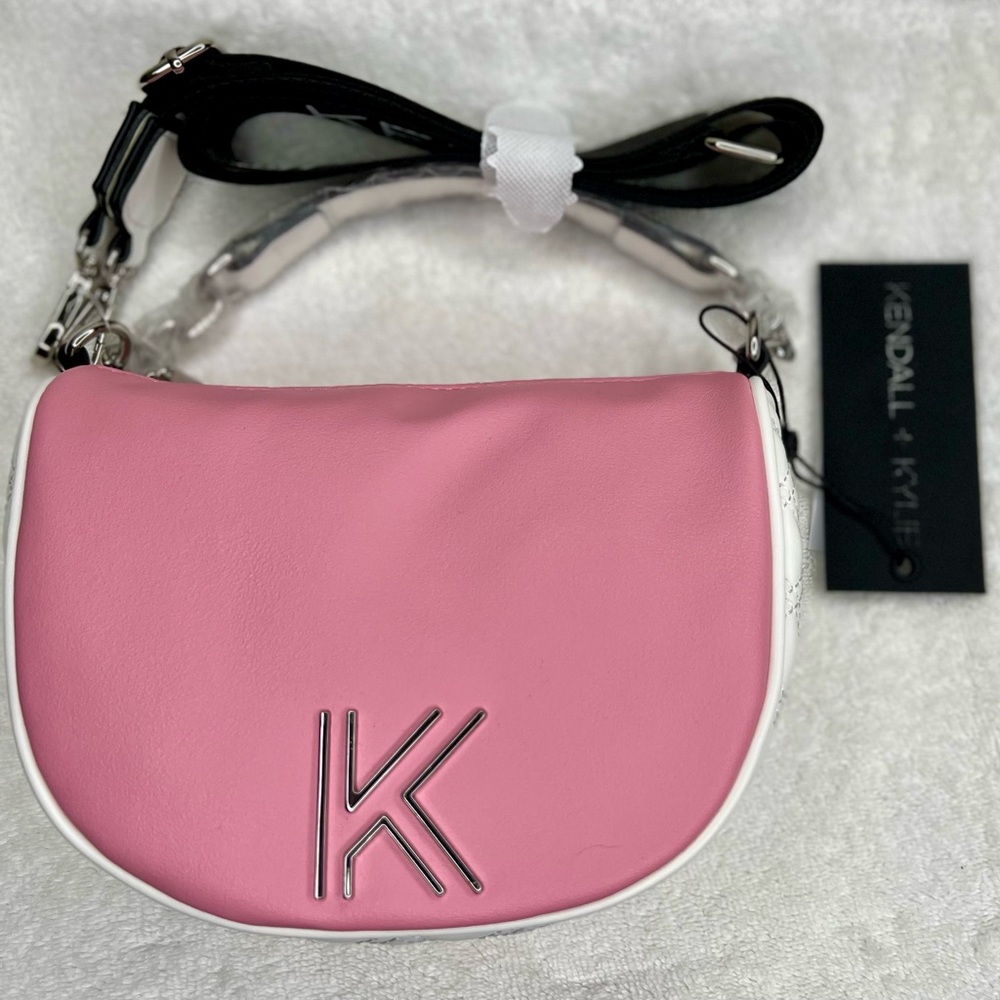 𝙺𝙴𝙽𝙳𝙰𝙻𝙻 🫶 𝙺𝚈𝙻𝙸𝙴 👛

𝙲𝙾𝙻𝙾𝚁: 𝙿𝚒𝚗𝚔 & 𝚆𝚑𝚒𝚝𝚎 💗🤍